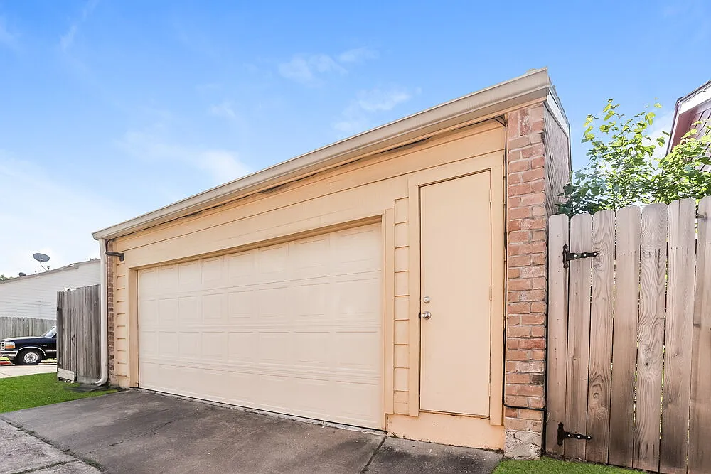 3 bed, 2.0 bath, 2091 sqft, $2,130 — Photo 3