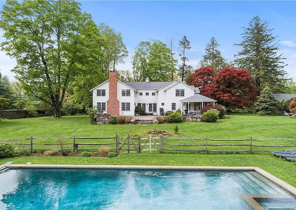 1st image of 9 Great Hill Farms Rd
