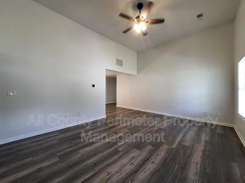 3 bed, 2.0 bath, 1160 sqft, $1,695 — Photo 3