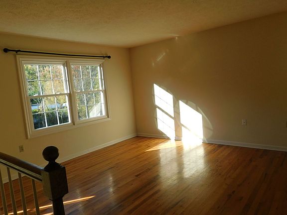 3rd image of 209 Lakeside Dr