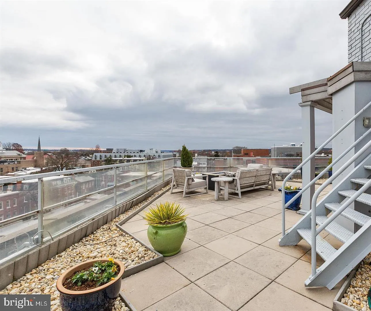 1 bed, 1.0 bath, 641 sqft, $2,567 — Photo 2