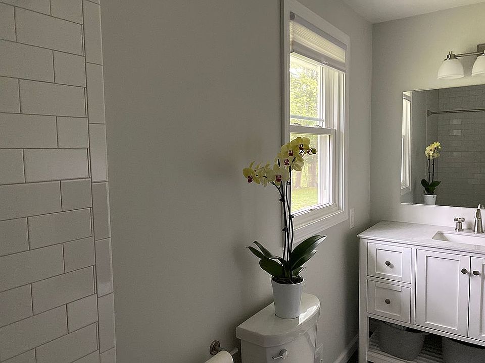 2nd image of 913 Jacob Rd