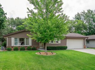 W132S6954 Fennimore Ln, Muskego, WI 53150