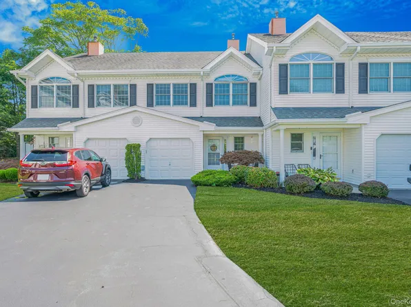 19 S Country Common, West Islip, NY 11795