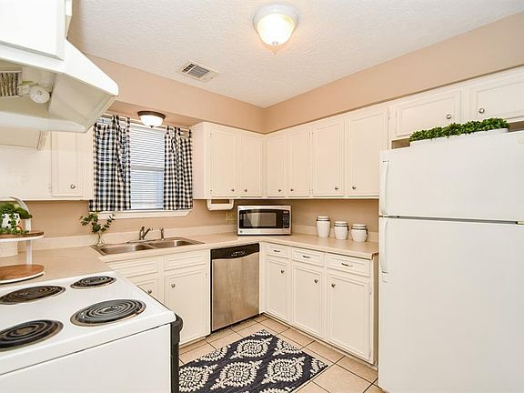 5th image of 10807 Sugar Hill Dr #B