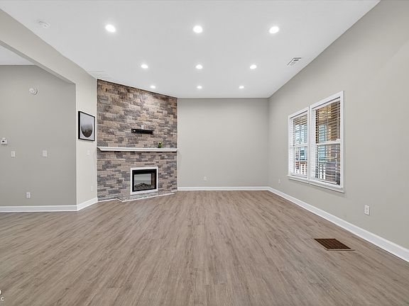 3rd image of 444 N Keystone Ave