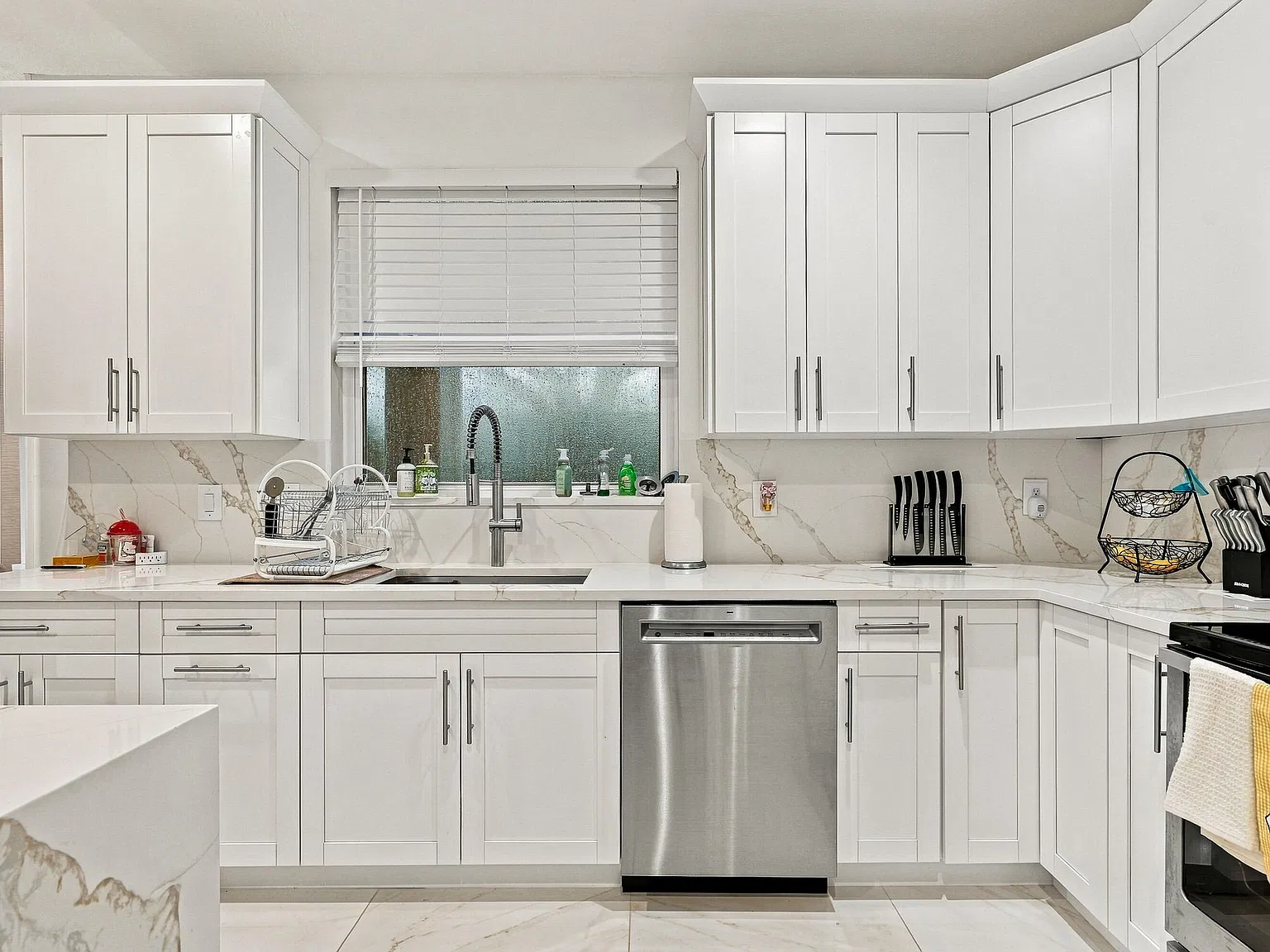5 bed, 2.5 bath, 2910 sqft, $9,000 — Photo 4