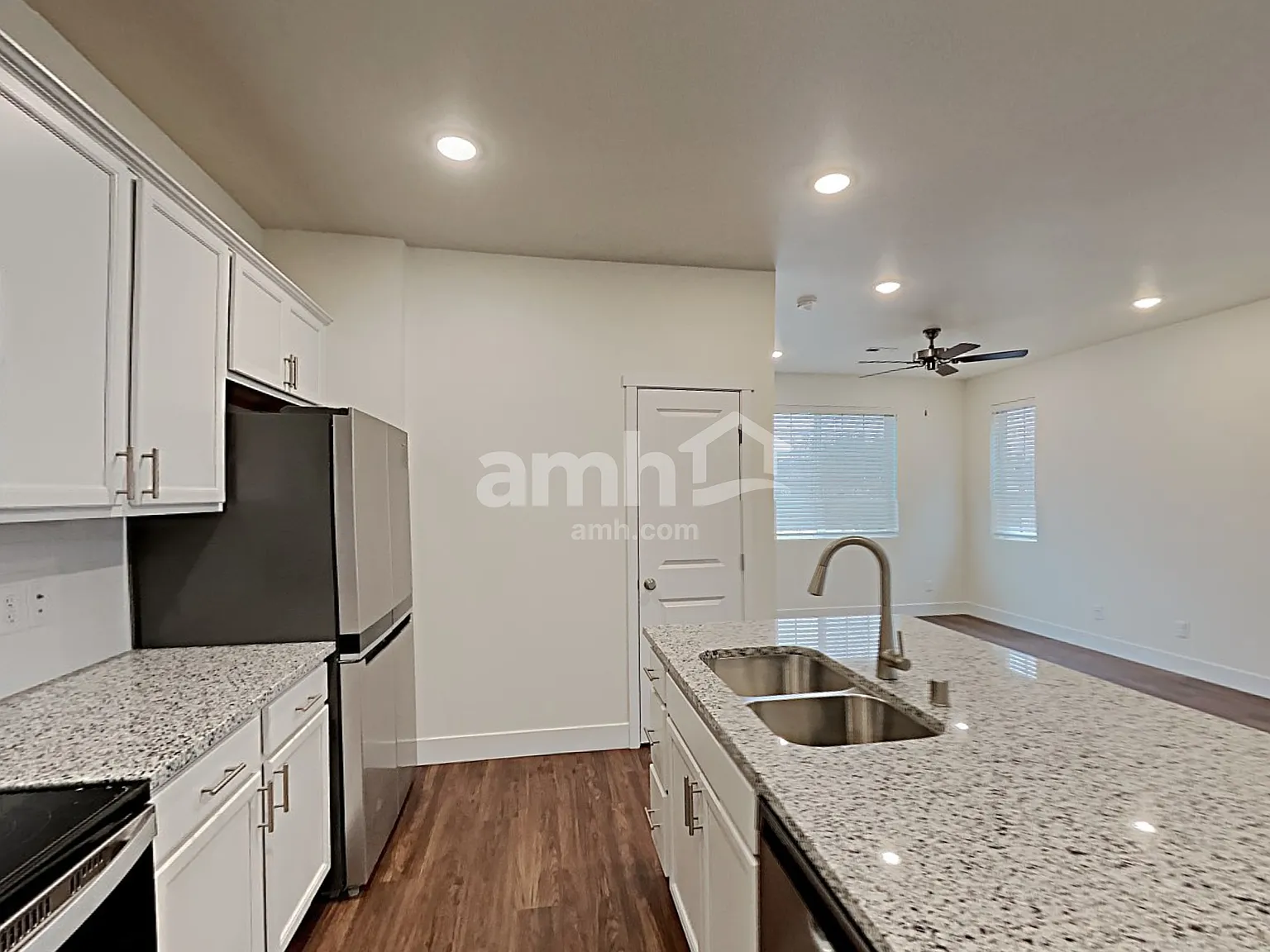 4 bed, 2.5 bath, 1709 sqft, $3,265 — Photo 4