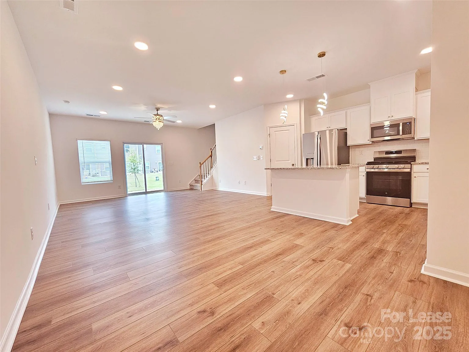 3 bed, 2.5 bath, 1601 sqft, $2,050 — Photo 4