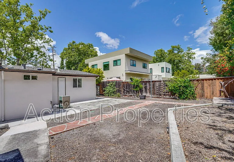1125 Burgoyne St — Photo 32