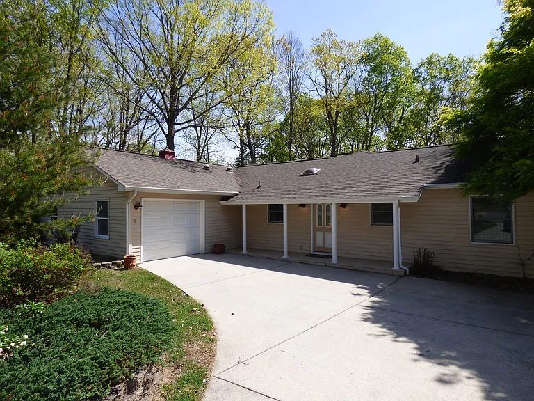 234 Amherst Ln — Photo 1