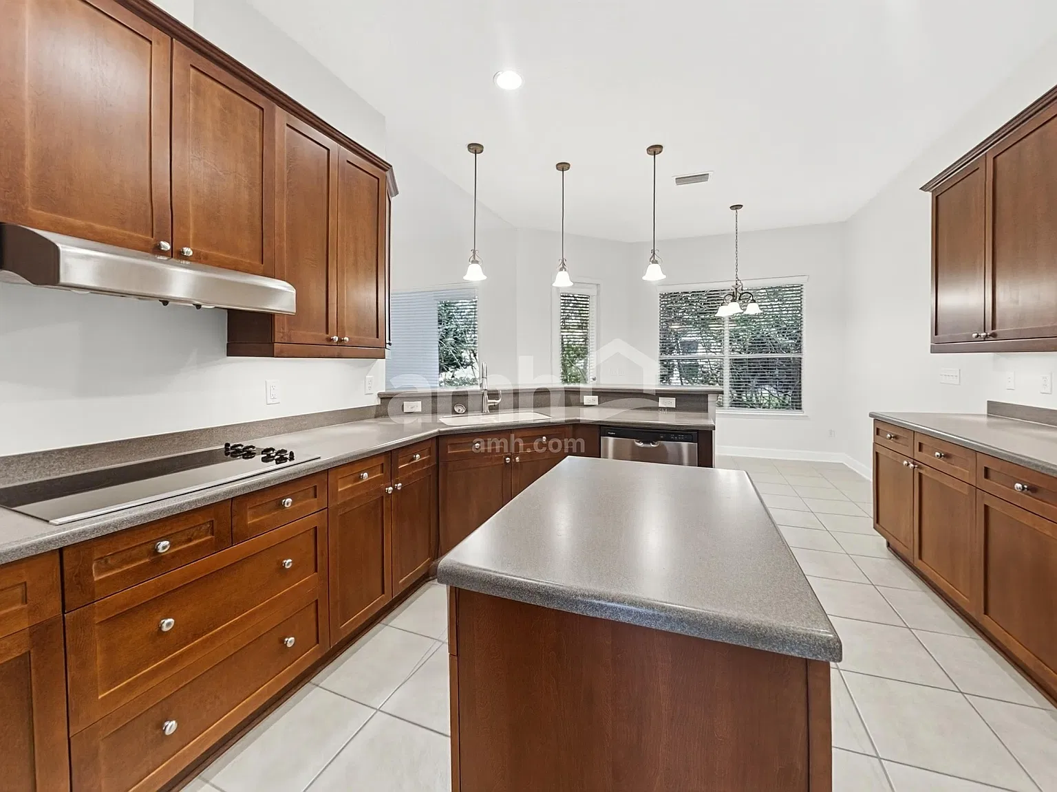 4 bed, 3.0 bath, 2586 sqft, $3,160 — Photo 3