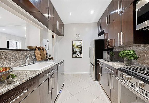 4th image of 152 E 74th St #3/4
