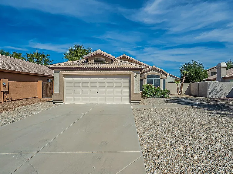 718 W Baylor Ln — Photo 2
