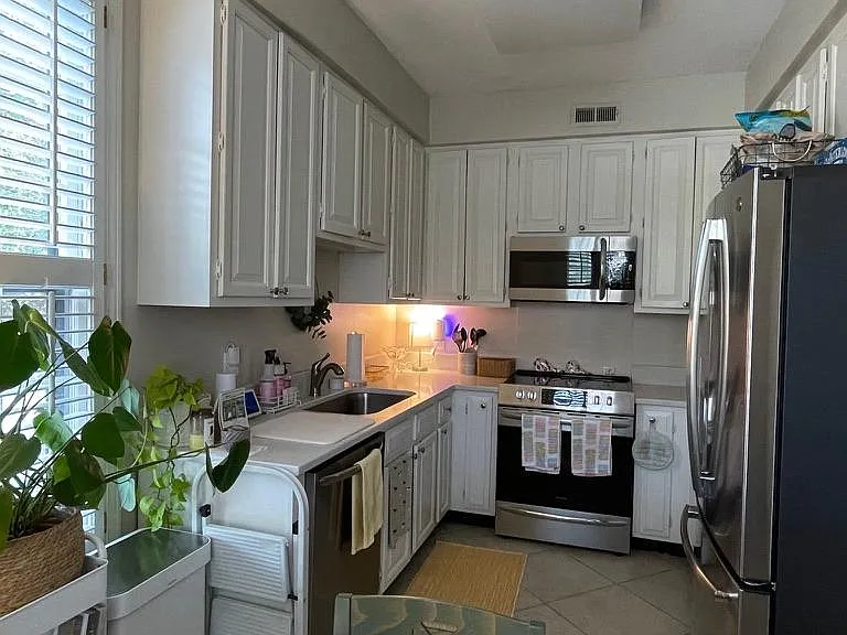2060 Graybar Ln — Photo 3
