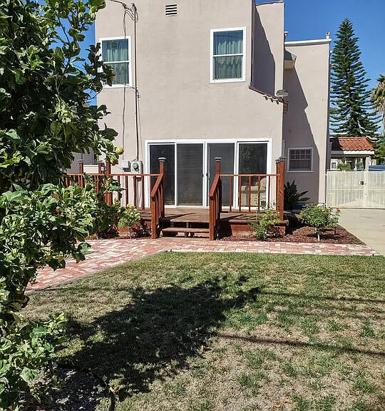 2142 S Victoria Ave — Photo 30