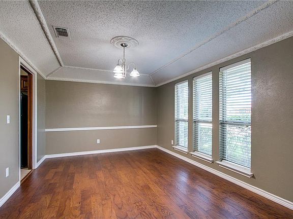 3rd image of 1003 Oxfordshire Dr