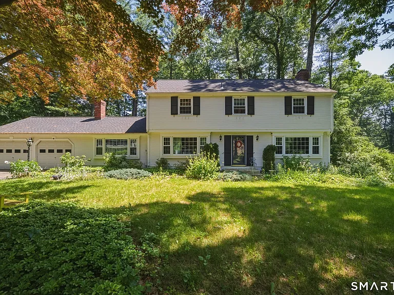 32 Fox Den Rd — Photo 1