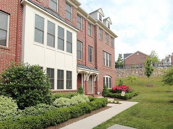 Exterior & Courtyard