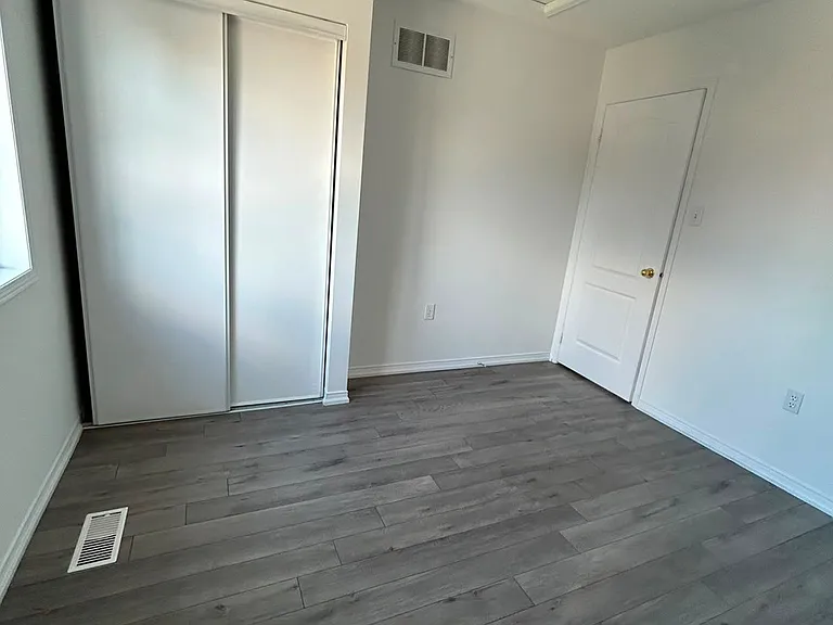 54 Henderson Cres — Photo 12