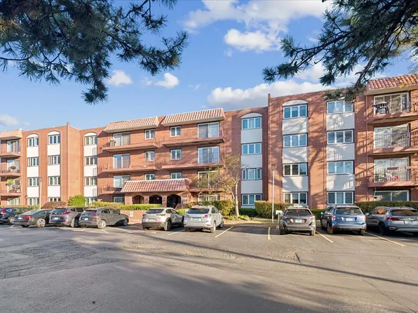 2066 Saint Johns Ave APT 308, Highland Park, IL 60035