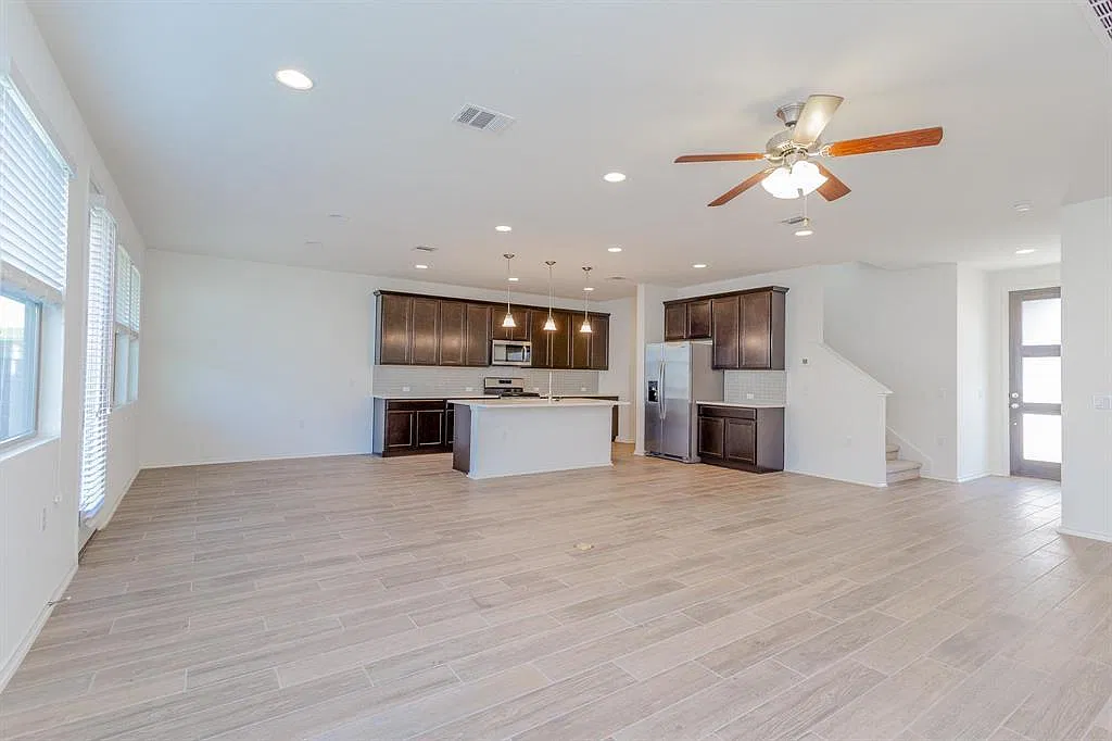 3 bed, 2.0 bath, 1733 sqft, $2,065 — Photo 2