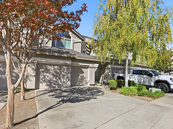 3rd image of 419 Sutton Cir