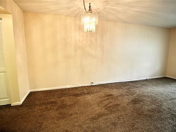 5th image of 335 Newport Ct #V