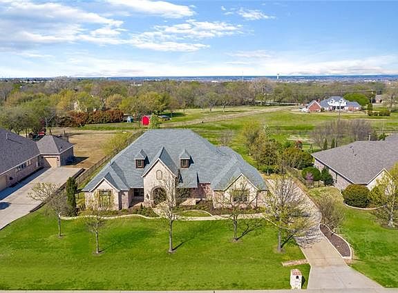 4th image of 3301 Twin Lakes Dr