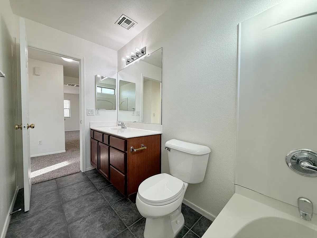13937 North 146th Lane — Photo 4