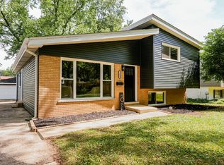 570 Dawes Ave, Glen Ellyn, IL 60137