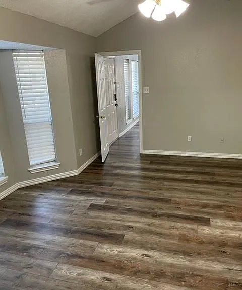 2109 Regency Dr — Photo 8