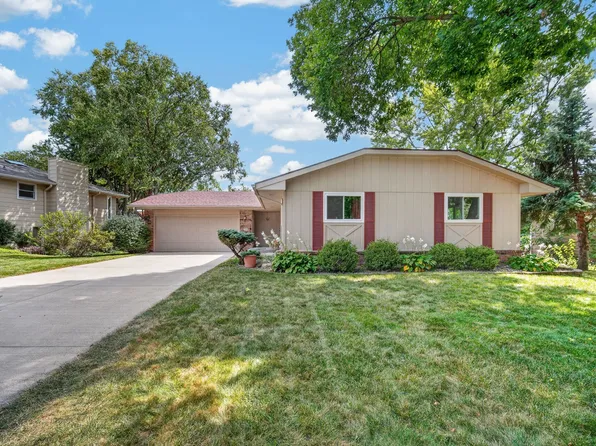 4008 Western Hills Dr, West Des Moines, IA 50265