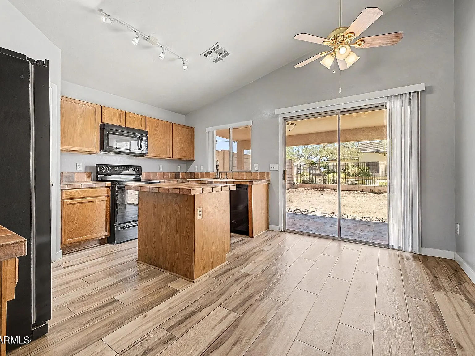 3 bed, 2.0 bath, 1251 sqft, $2,200 — Photo 2