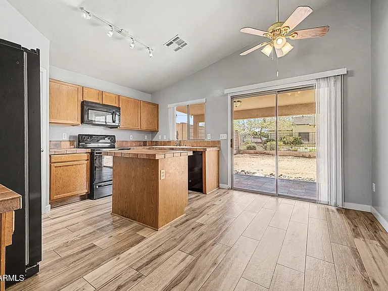 905 E Potter Dr — Photo 2