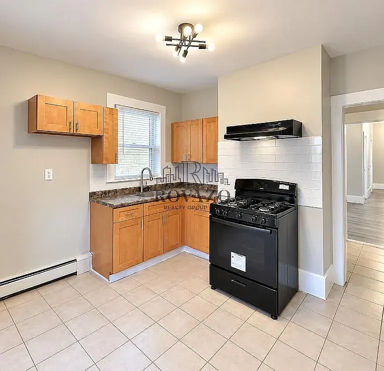 3 bed, 800 sqft, $2,095 — Photo 1