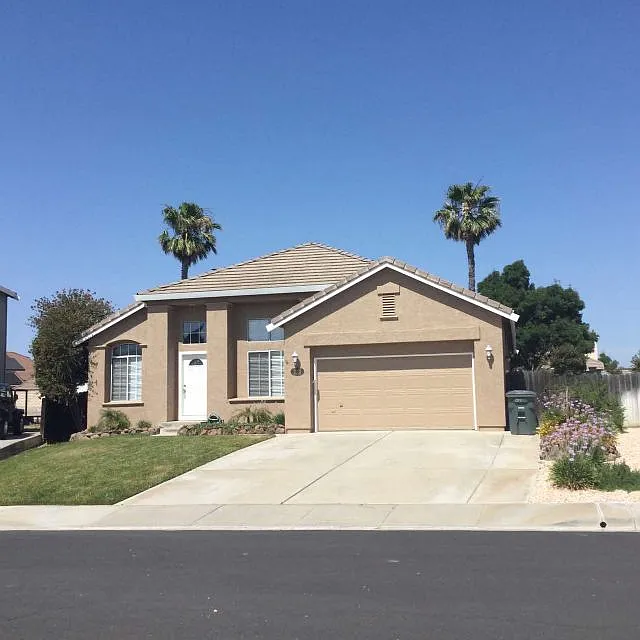 2313 Newport Pl N photo 1