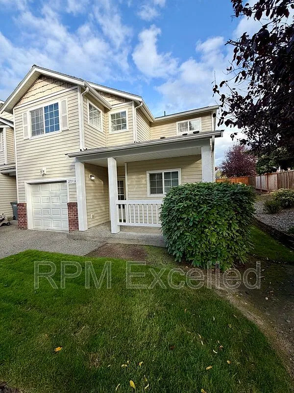 3 bed, 2.5 bath, 1451 sqft, $2,600 — Photo 1