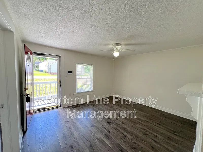 2 bed, 1.0 bath, 706 sqft, $1,300 — Photo 3