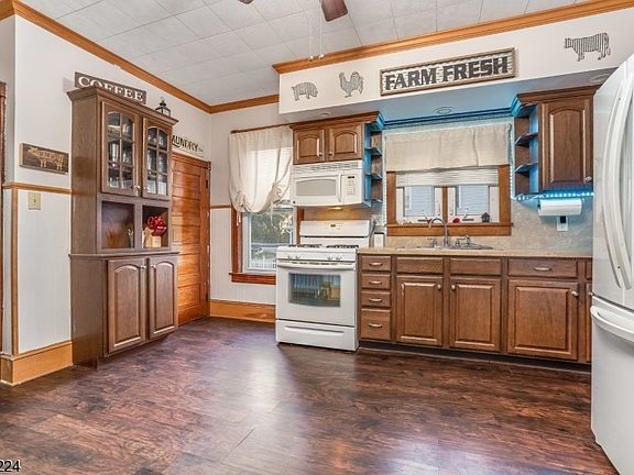 4th image of 305 Prospect St