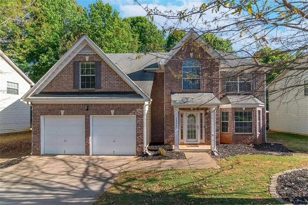 4 bed, 2.5 bath, 2816 sqft, $2,850 — Photo 2