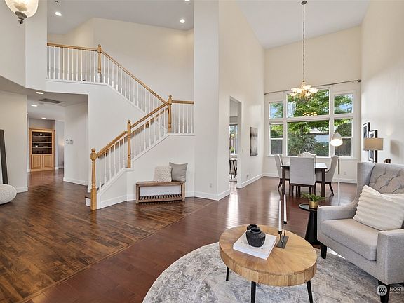 4th image of 901 N Laurel Lane