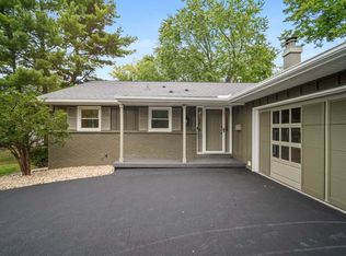 319 Hillside Ln, Bloomington, IL