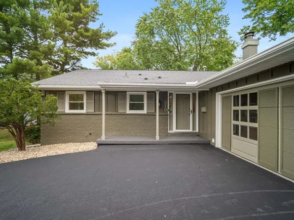 319 Hillside Ln, Bloomington, IL 61701