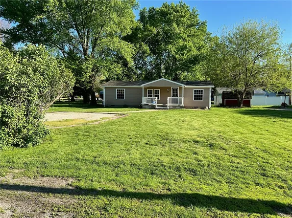 306 W Robinson St, Bethany, IL 61914