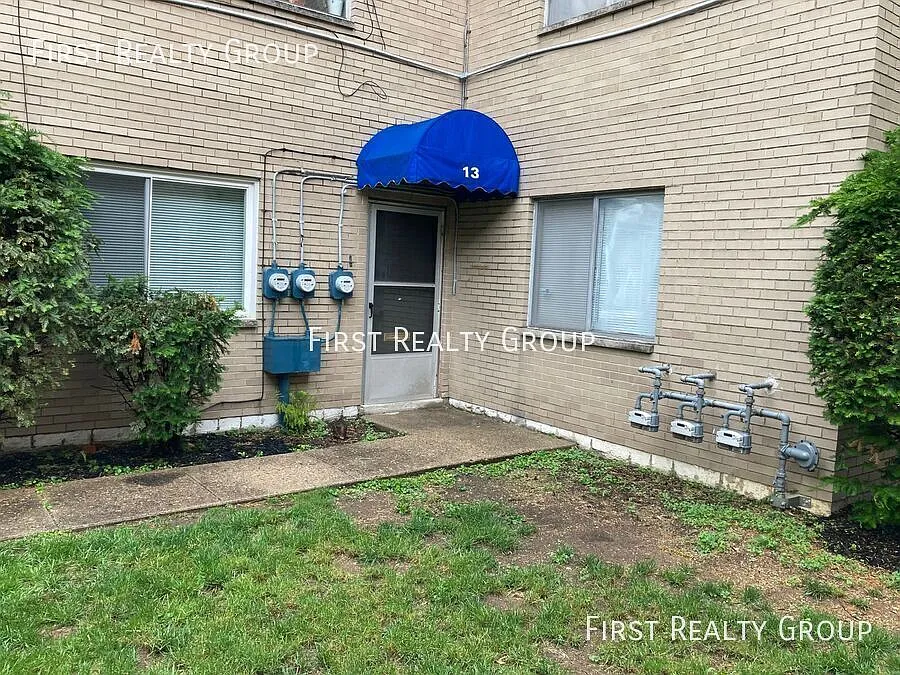 1 Bedroom, 1 Bath Garden Walk-Up Apartment. Move in Ready! — Photo 3