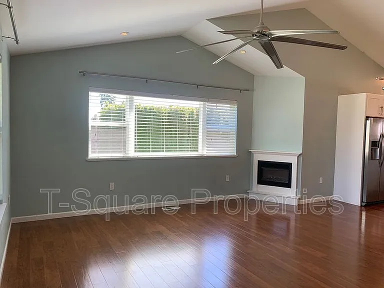 1916 60th St SE — Photo 2