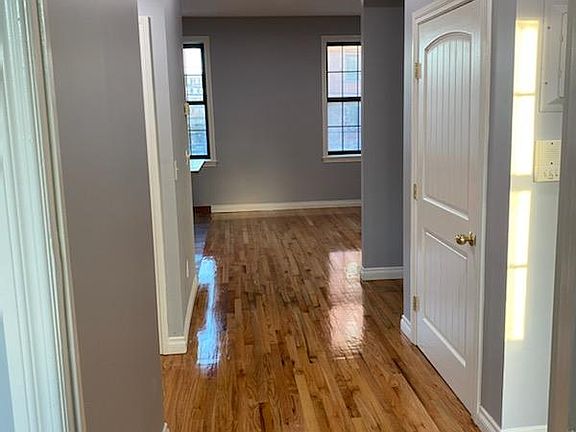 3rd image of 528 Bay St