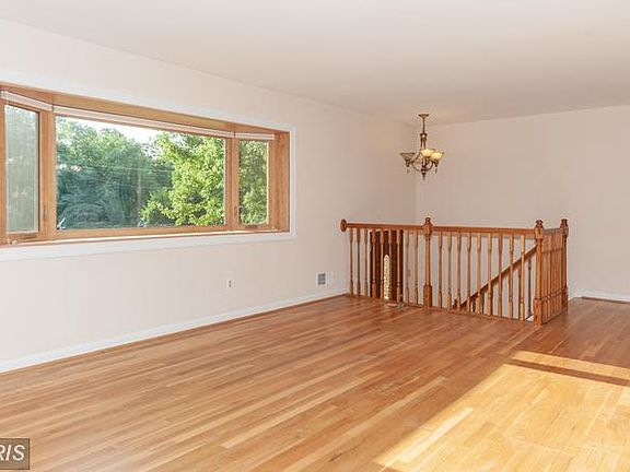3rd image of 5632 Cornish Way