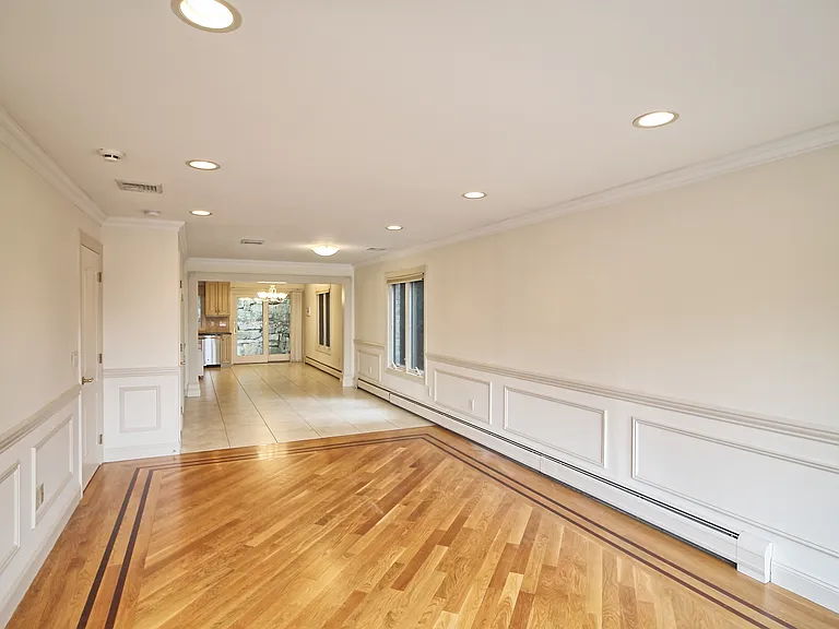 696 Undercliff Ave — Photo 1